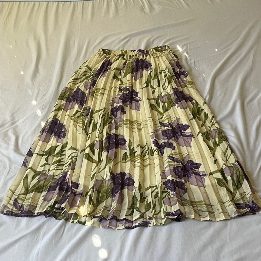 Chic Floral A-Line Skirt in Purple and Cream